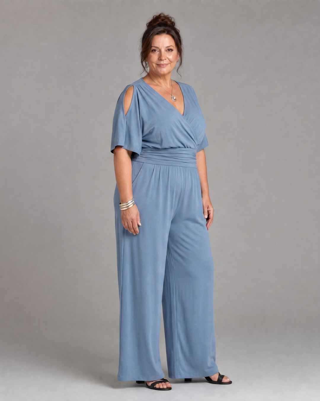 Tilda – Avslappnad overall med cold shoulder och omlottmidja