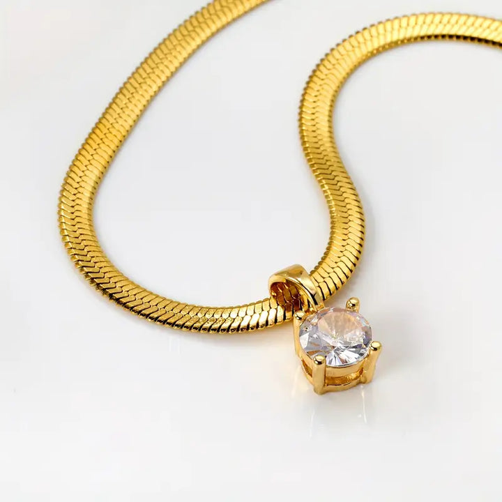 Berit – elegant guldhalsband med rinhalstenshänge