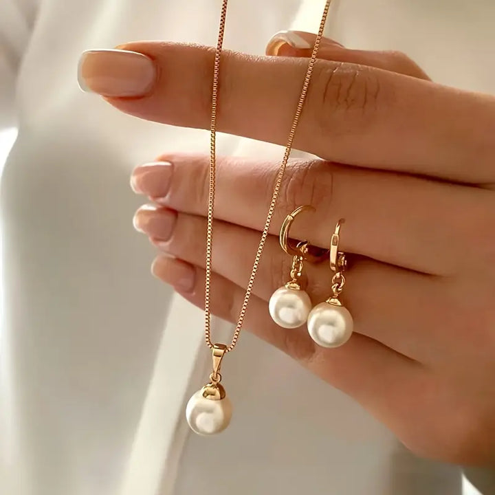 Kerstin – elegant pärlsmyckeset i guld