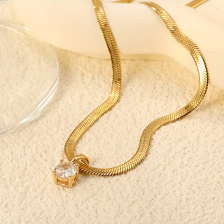 Berit – elegant guldhalsband med rinhalstenshänge