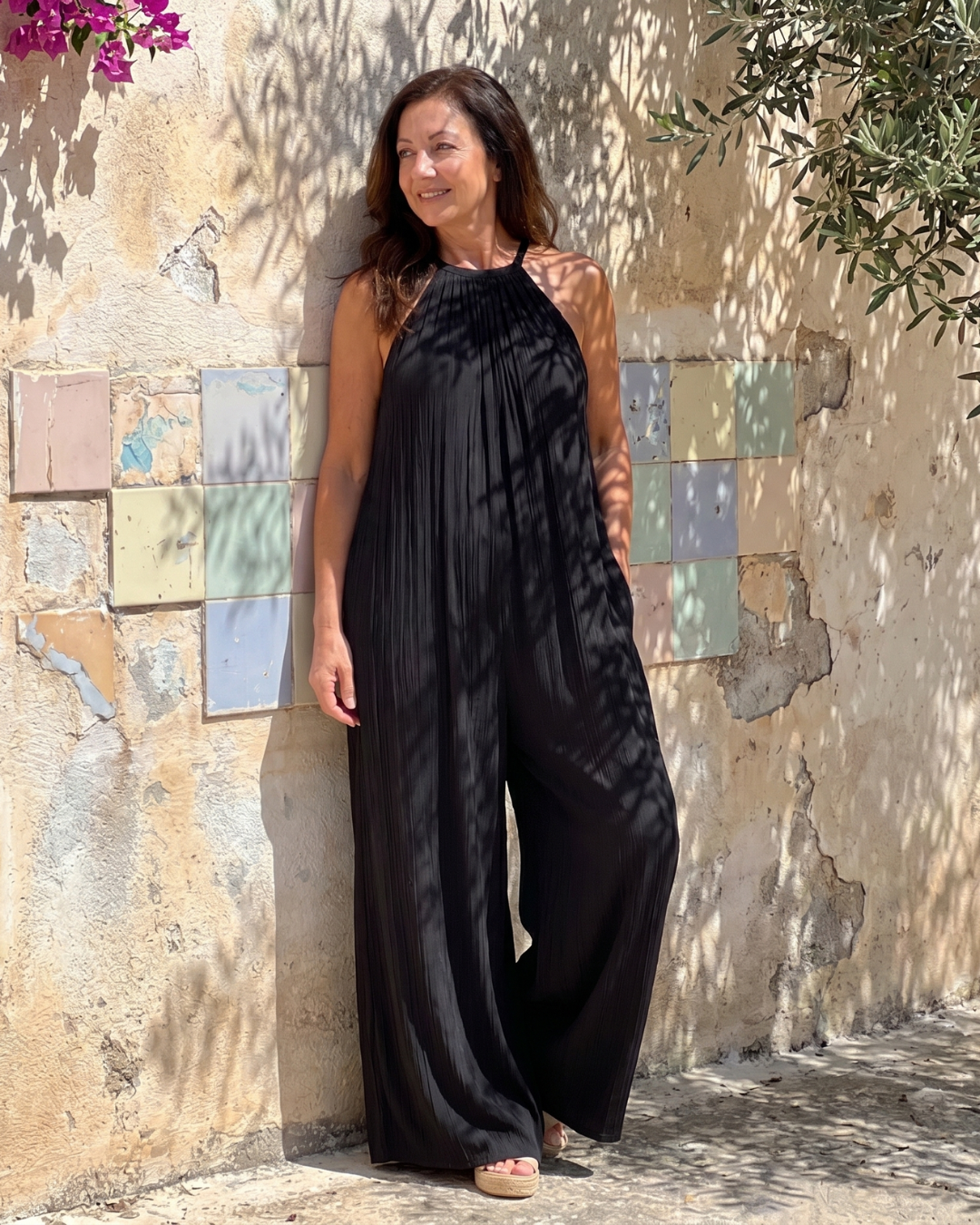 Sigrid – Plisserad avslappnad overall med halterneck och vida ben