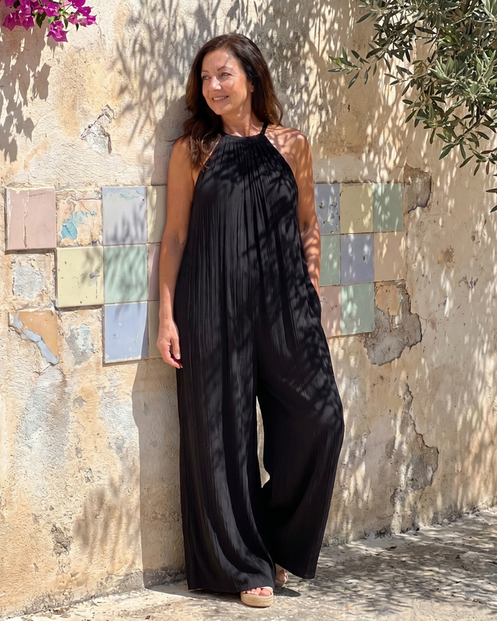 Sigrid – Plisserad avslappnad overall med halterneck och vida ben