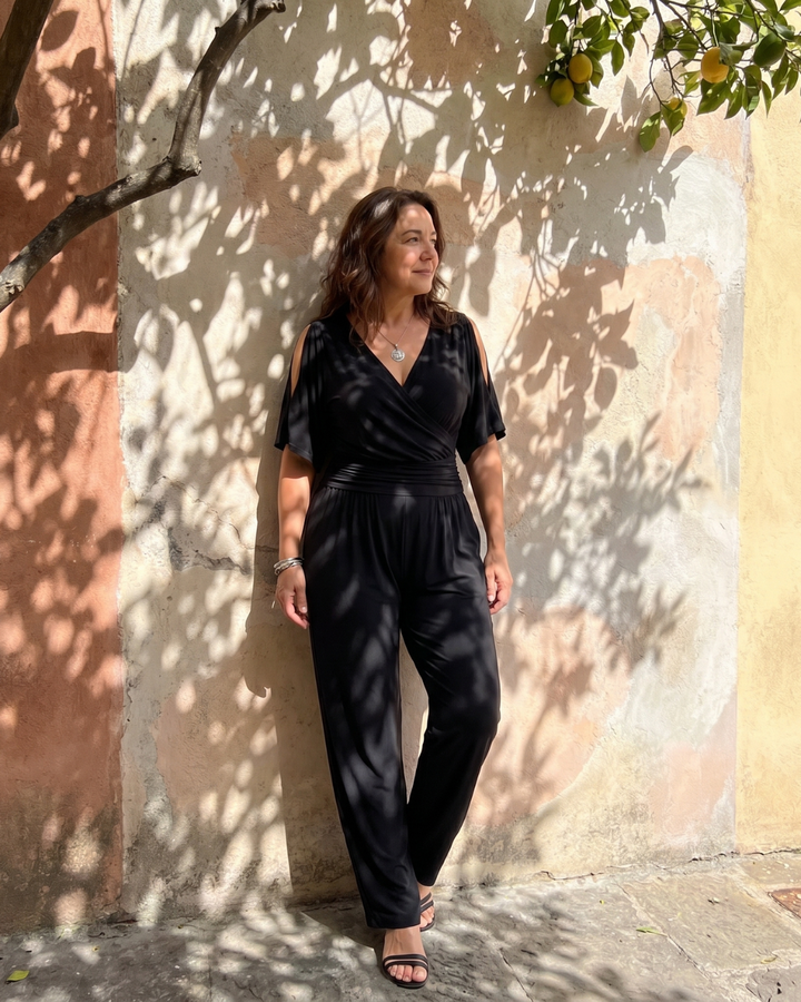 Tilda – Avslappnad overall med cold shoulder och omlottmidja