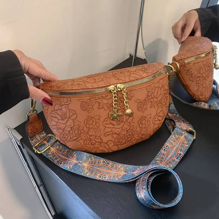 Asta – Handpräglad crossbodyväska med blommönster