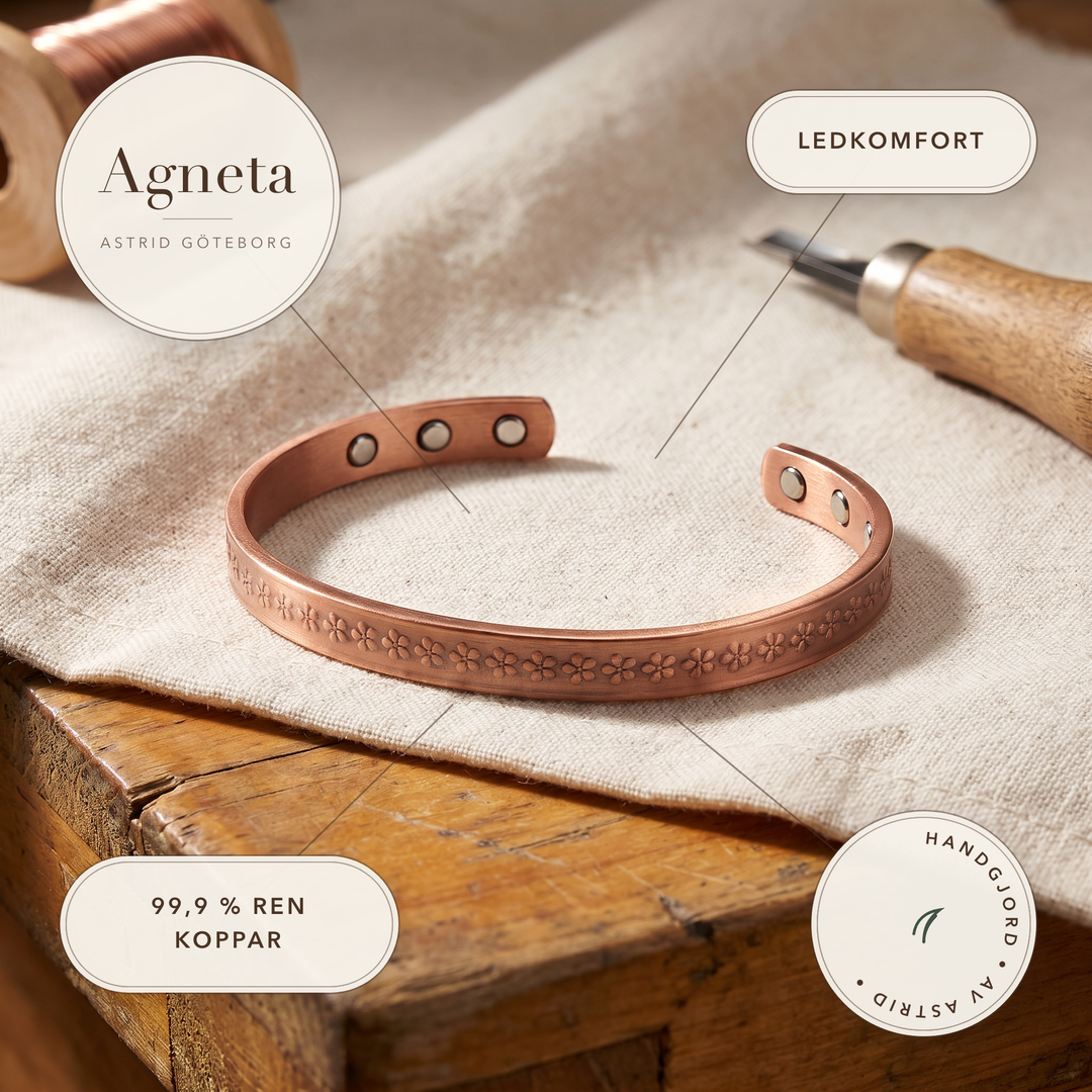 Agneta – Handstämplat koppararmband med blommönster