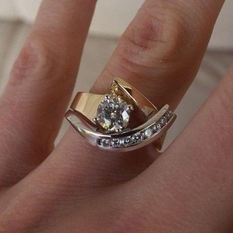 Vivi – Tidlös asymmetrisk ring