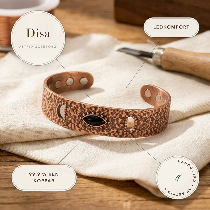 Disa – Handhamrat koppararmband med sten