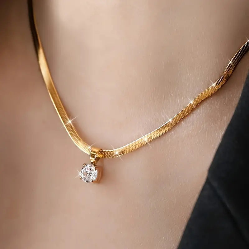 Berit – elegant guldhalsband med rinhalstenshänge