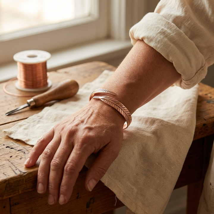 Josephine – Handgraverat armband med fjädermotiv