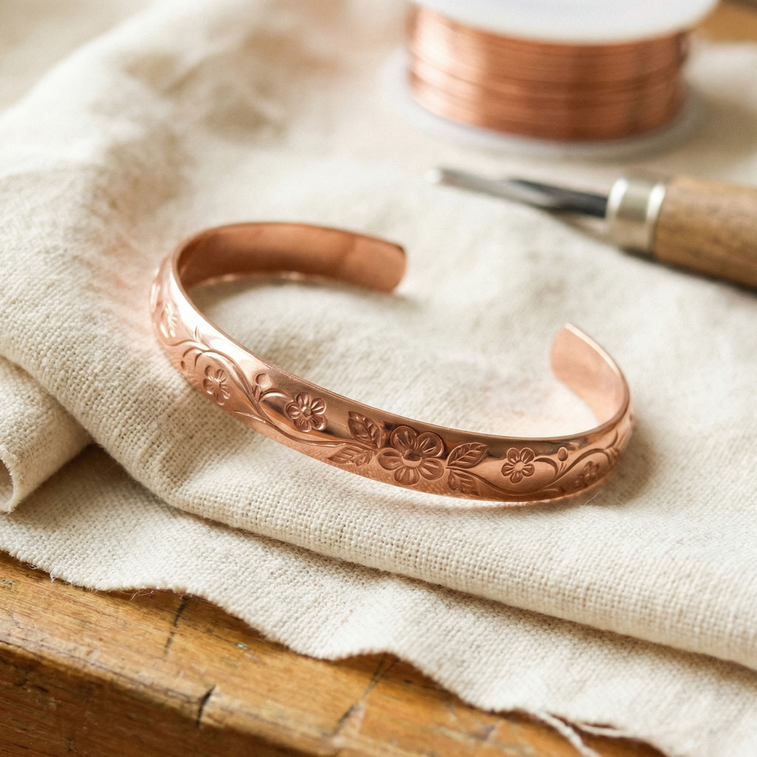 Signe – Handgraverat armband med blommönster