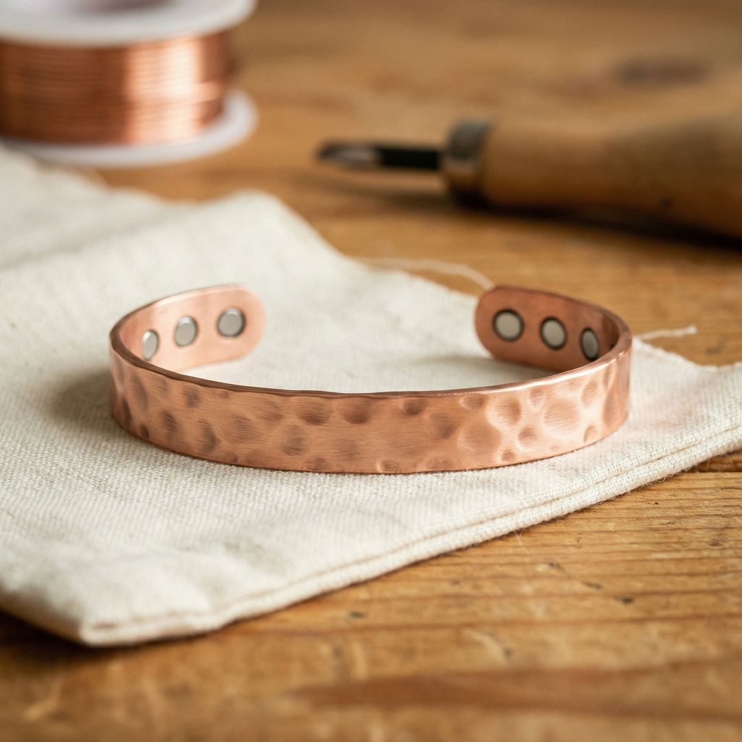 Inger – Handhamrat koppararmband med magneter