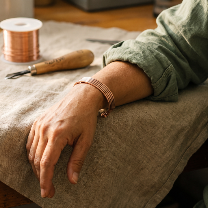 Anita – Handgjort koppararmband med räfflor