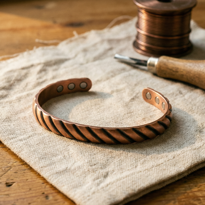 Beata – Magnetarmband i präglad koppar
