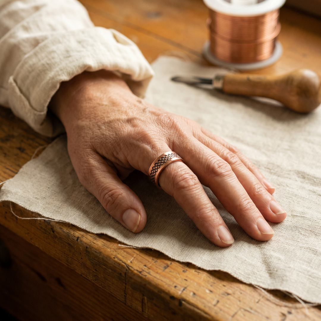 Sara – Handgraverad ring i koppar med magneter