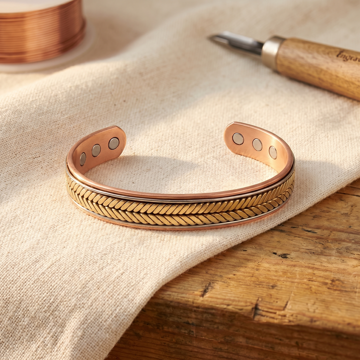 Jenny – Magnetarmband i koppar med flätad dekor