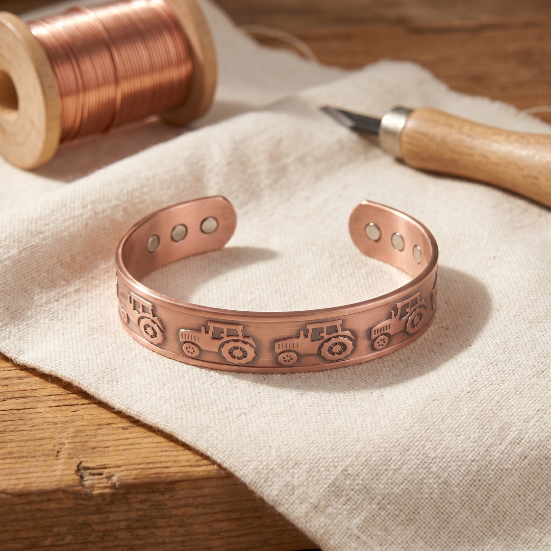 Lovisa – Koppararmband med präglat traktormotiv