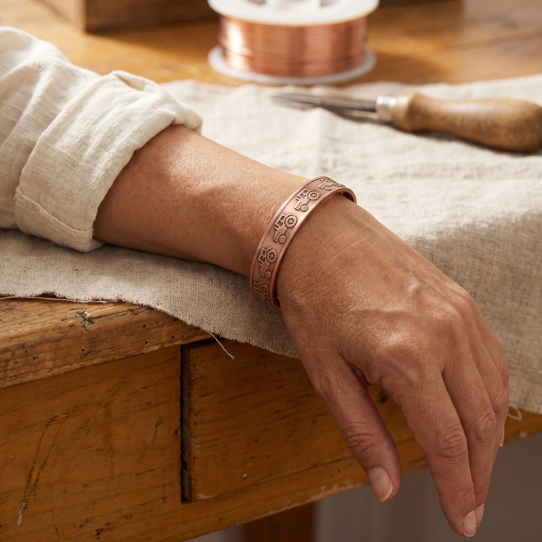 Lovisa – Koppararmband med präglat traktormotiv