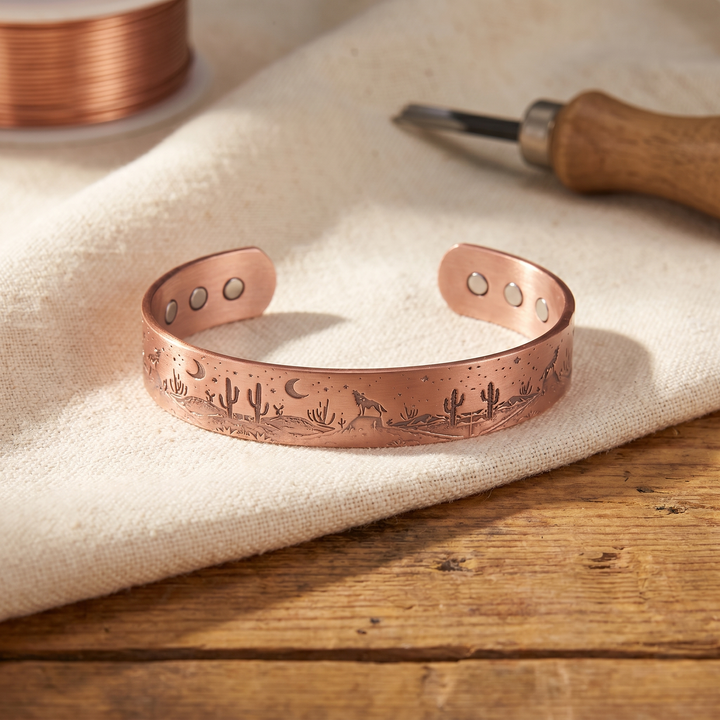 Judit – Handgraverat koppararmband med ökenmotiv