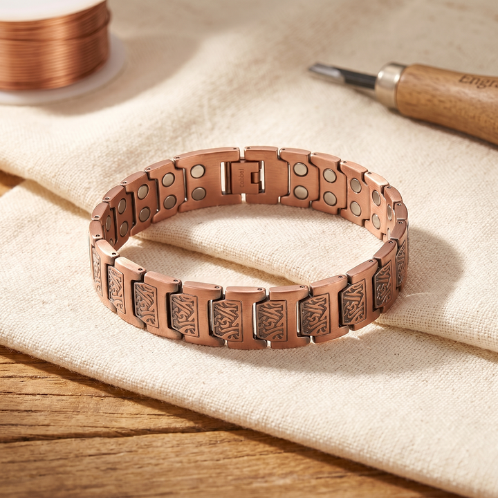 Svea – Koppararmband med graverat mönster
