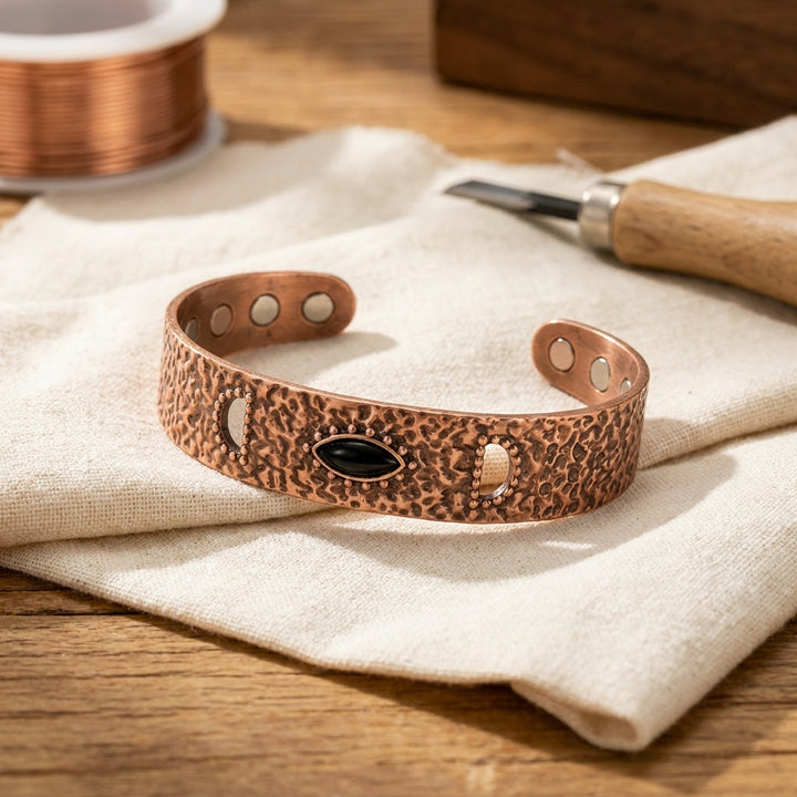 Disa – Handhamrat koppararmband med sten
