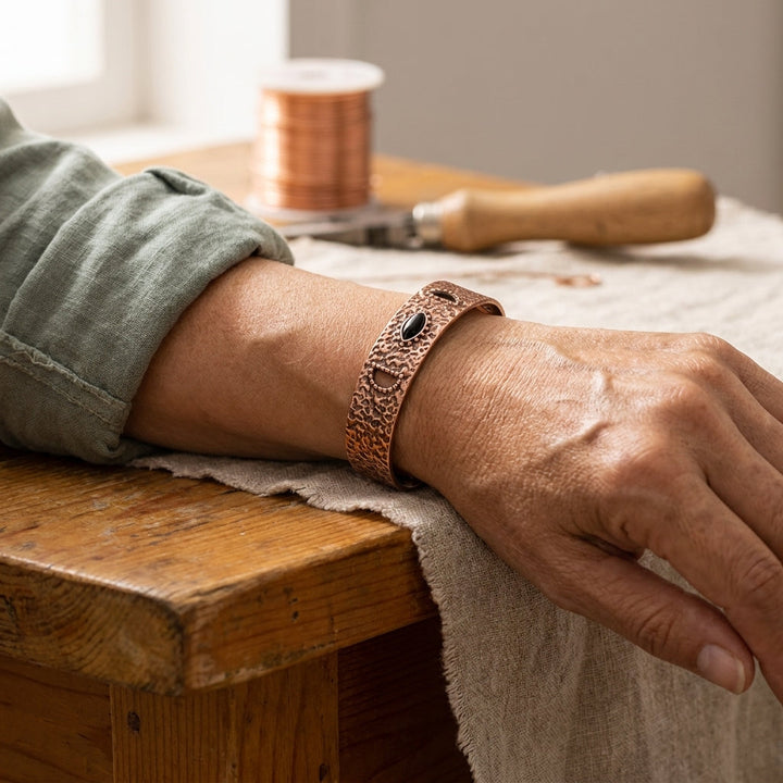 Disa – Handhamrat koppararmband med sten