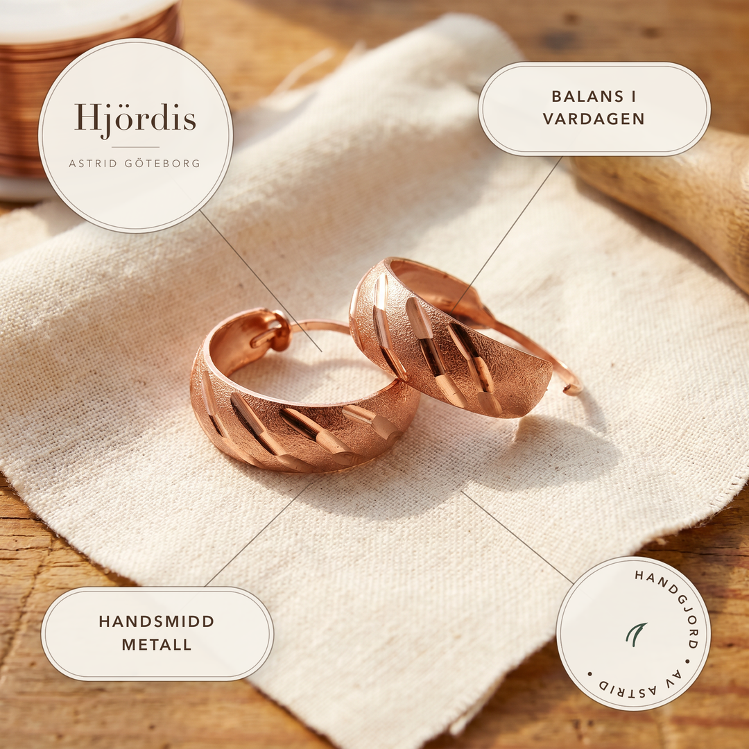 Hjördis – Handgraverade hoopörhängen i metall