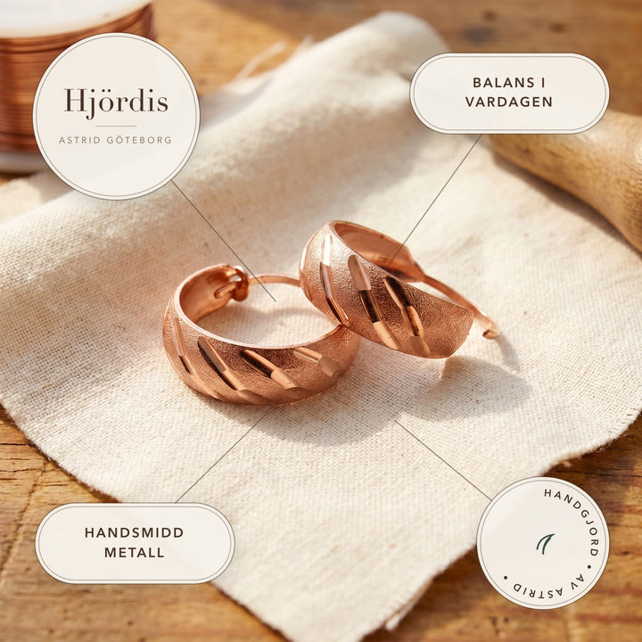 Hjördis – Handgraverade hoopörhängen i metall