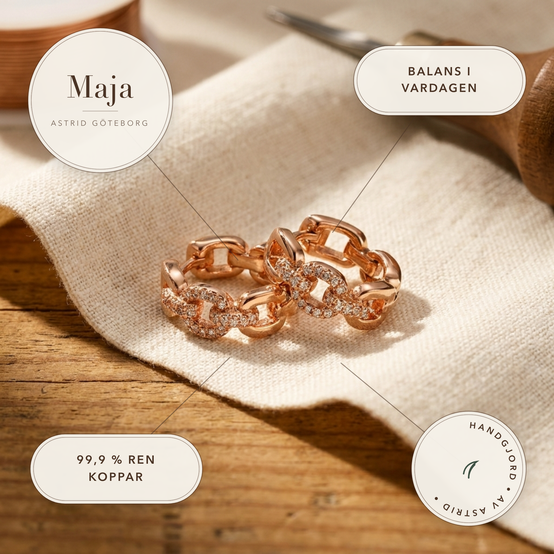 Maja – Länkformade örhängen med kristallinlägg