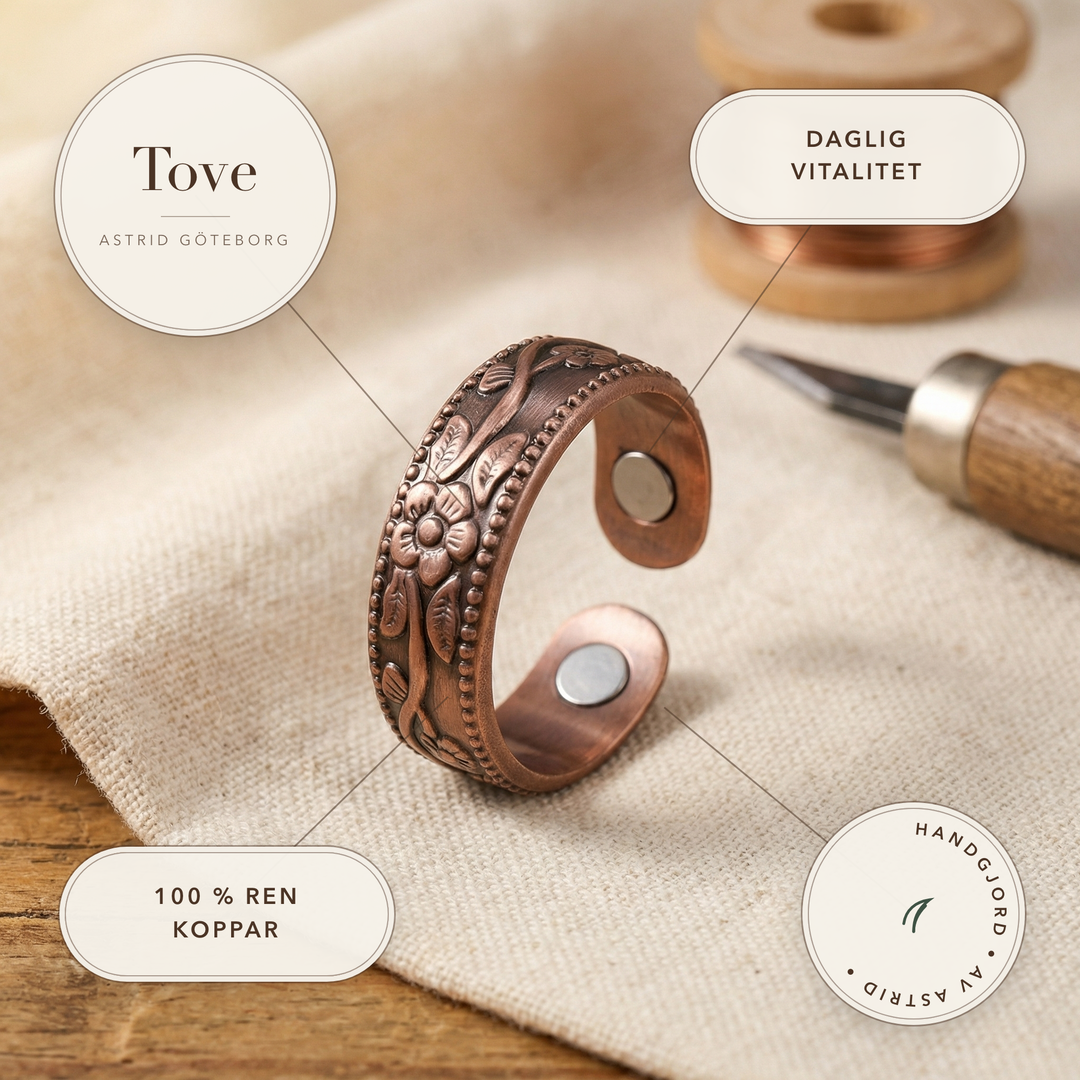 Tove – Magnetring i koppar med blomgravyr