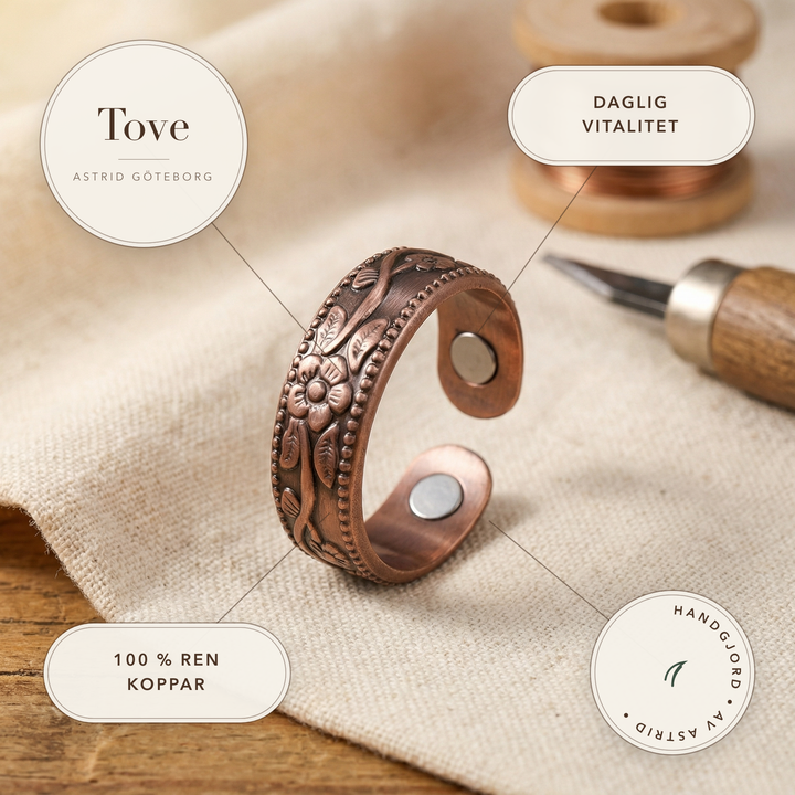 Tove – Magnetring i koppar med blomgravyr